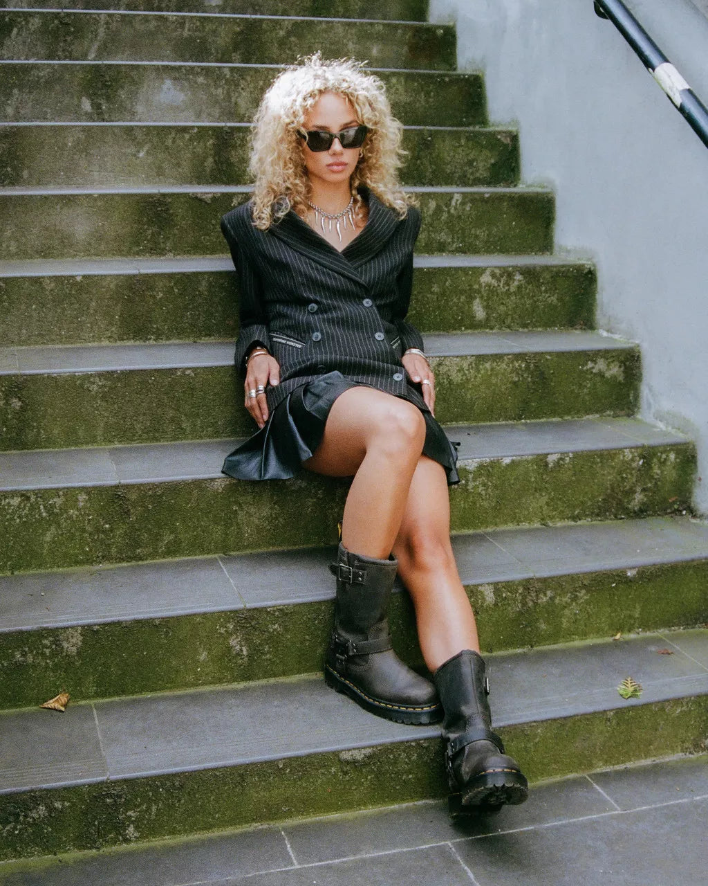 Dr. Martens Stivali Alti Anistone HI Burnished Waxy Pull Up in Pelle Grigio Antracite Unisex