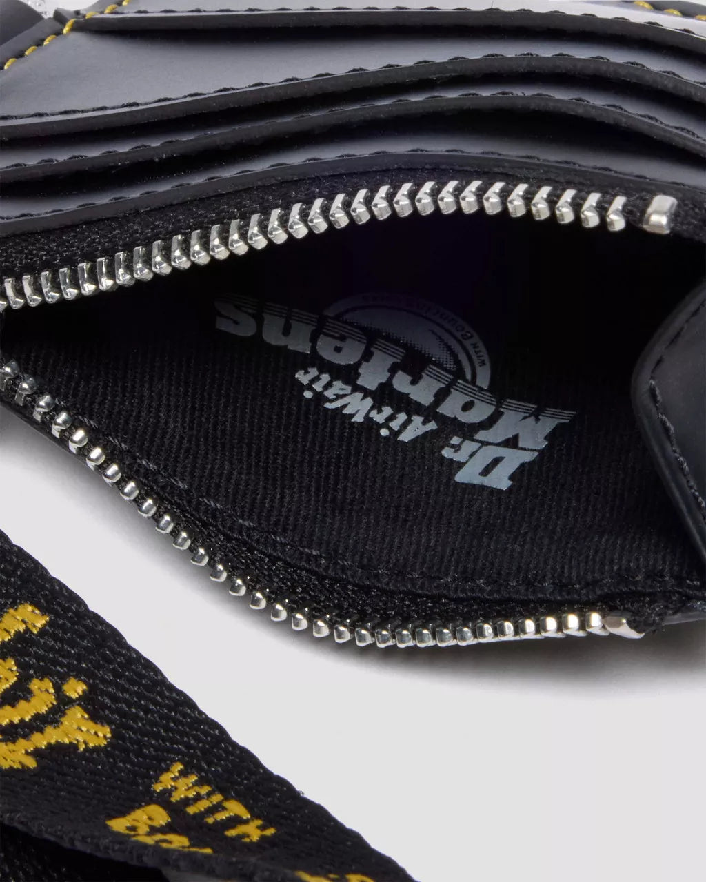 Dr. Martens Portacarte Black Kiev Pelle Nero Unisex con Portachiavi