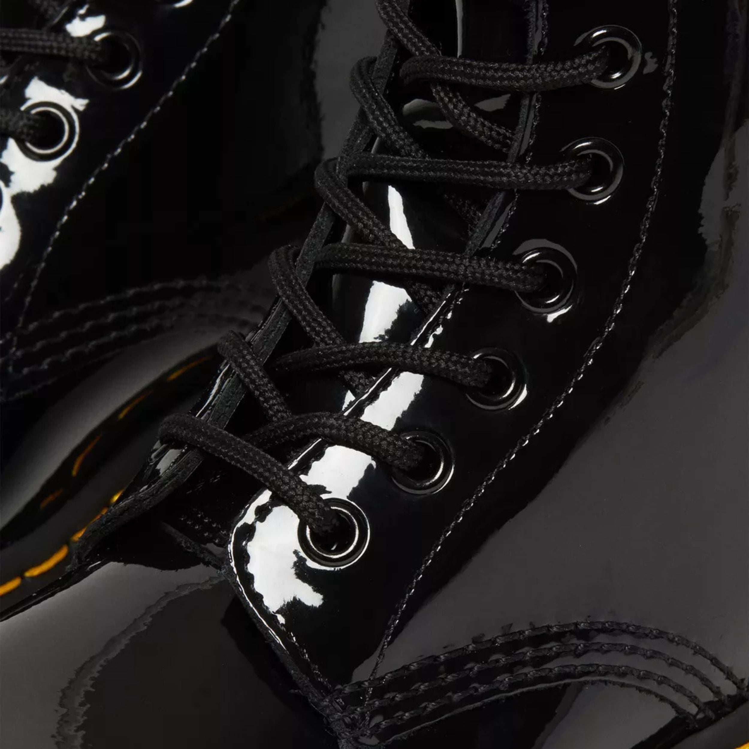 Dr. Martens Stivali Stringati 1460 W Black Patent Lamper in Pelle Nero Donna