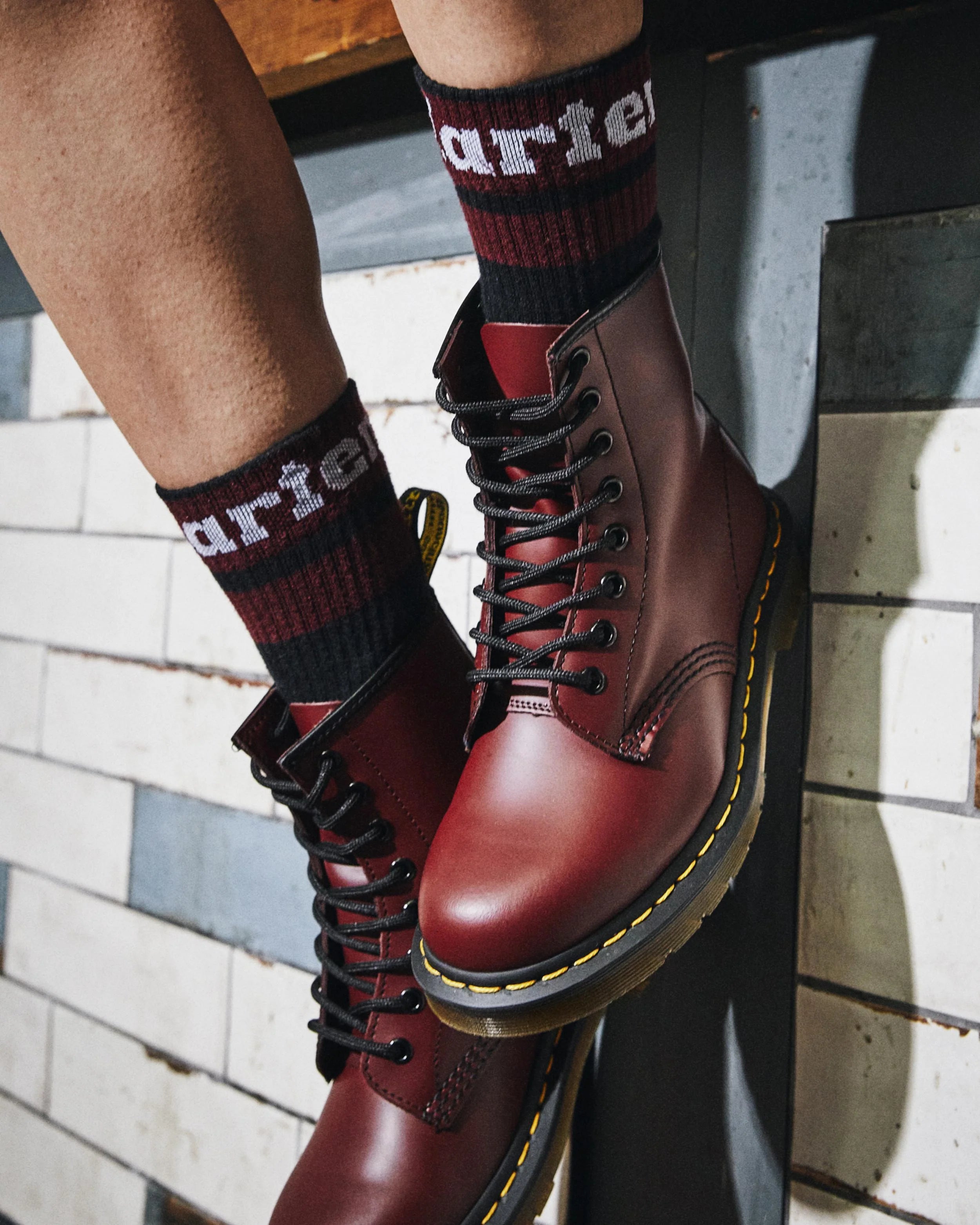 Dr. Martens Calze Athletic con Banda e Logo in Misto Cotone Nero Rosso Ciliegia Unisex