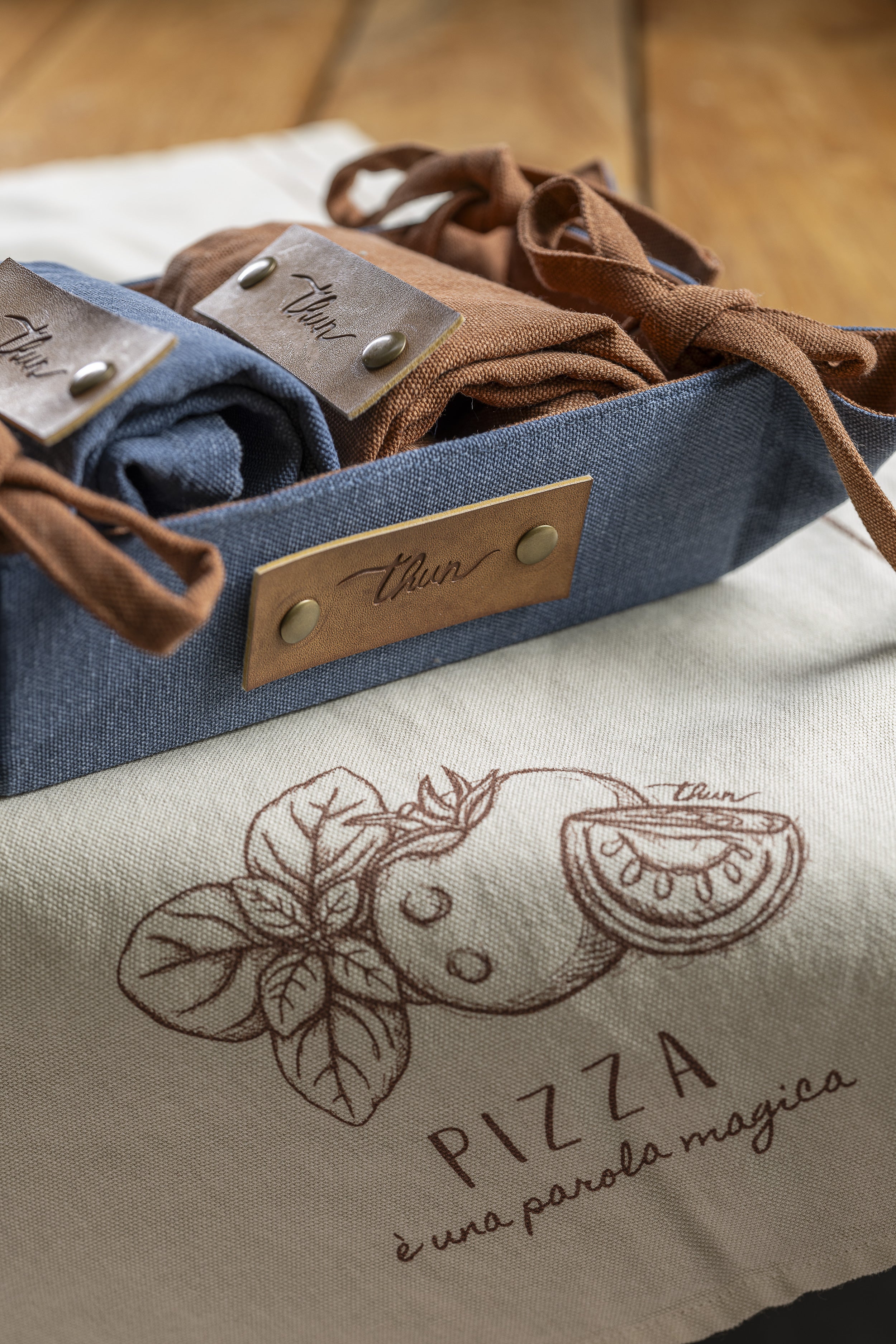 THUN Set 3 Strofinacci 40x60 cm con Cestino Acqua e Farina - b101501