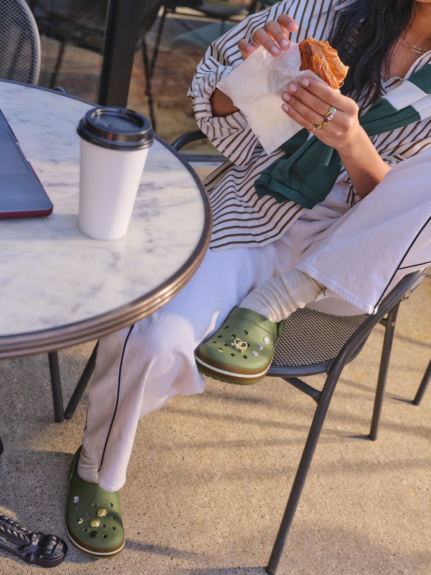 S1_2026_Classics_Brand_Cafe_Knee-Down_212756-3BX_2739.jpg